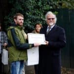 Tbilissi - Giorgi Donadzé, Stagiaire du chantier-école, reçoit son certificat des mains de l’ambassadeur de la France en Géorgie, M