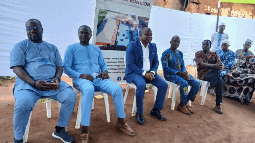 Cérémonie officielle à Bohicon montrant les autorités assises devant le panneau de présentation du futur Musée d’Art contemporain et centre international de rencontres.