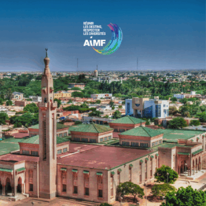 Vue aérienne panoramique de Nouakchott en Mauritanie, mettant en évidence une grande mosquée aux toits verts et le logo de l'AIMF. Ce visuel illustre le cadre des Rencontres internationales de février 2026.