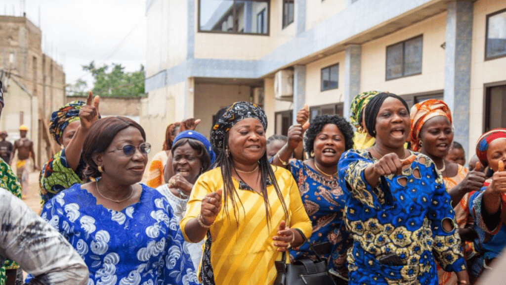 Rassemblement de femmes élues locales au Bénin mobilisées pour la représentation politique et la gouvernance locale.