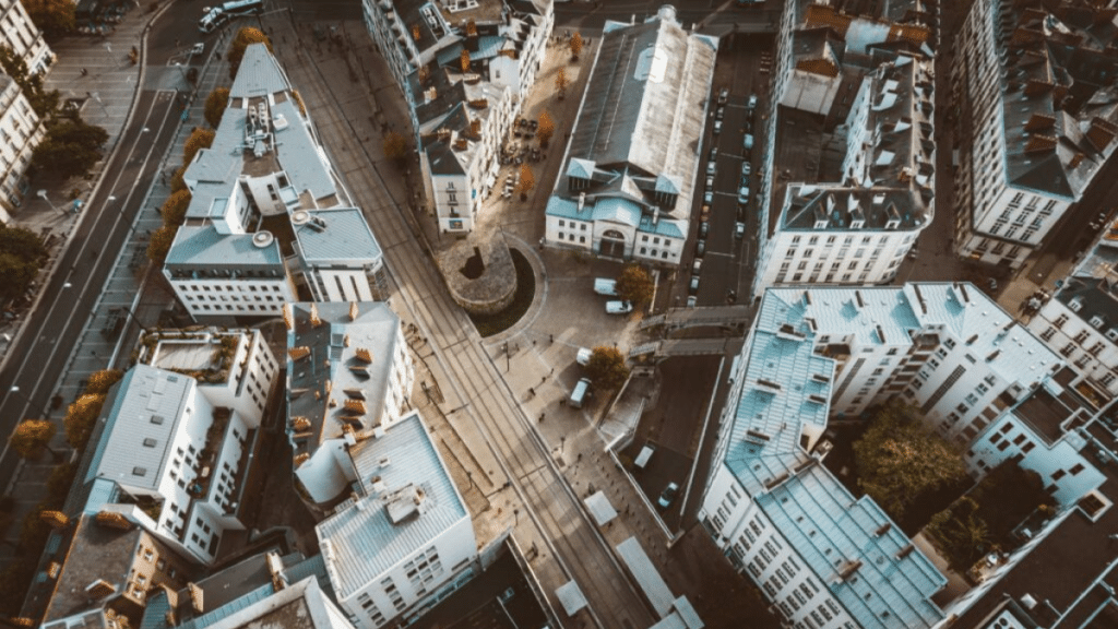 Vue aérienne d'une place et d'aménagements urbains à Nantes pour illustrer la refonte des espaces publics mixtes.